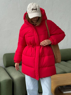 Червоний подовжений зимовий пуховик на кулісці