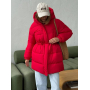 Червоний подовжений зимовий пуховик на кулісці  Червоний подовжений зимовий пуховик на кулісці