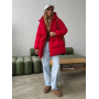 Червоний подовжений зимовий пуховик на кулісці  Червоний подовжений зимовий пуховик на кулісці