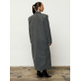Сіре довге зимове пальто з акцентними плечима