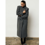 Сіре довге зимове пальто з акцентними плечима