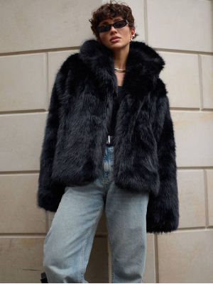Коротка чорна шуба з довгим ворсом