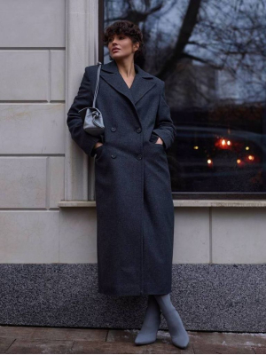 Пряме довге зимове пальто з підплічниками