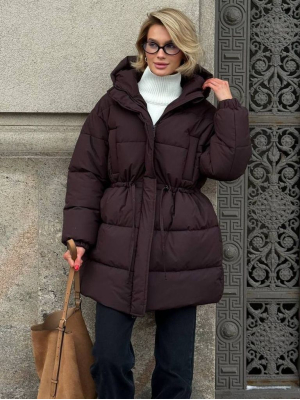 Шоколадний подовжений зимовий пуховик на кулісці