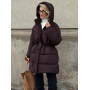 Шоколадний подовжений зимовий пуховик на кулісці