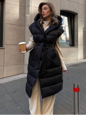 Подовжений стьобаний жилет з капюшоном