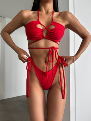 Червоний купальник бікіні з вирізами та зав'язками