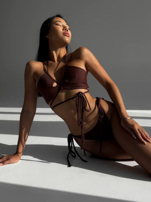 Шоколадний купальник бікіні з вирізами та зав'язками
