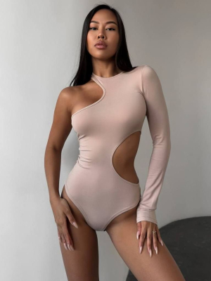 Бежевий боді з одним рукавом і вирізом