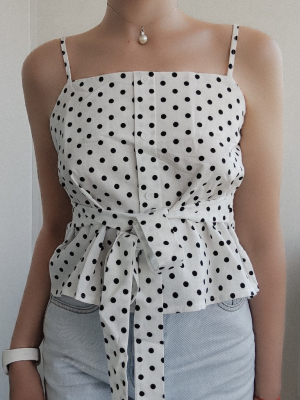 Біла майка на бретелях у горошок