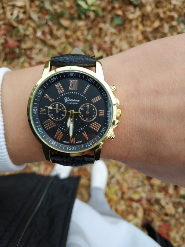 Черные часы Geneva с золотым оформлением