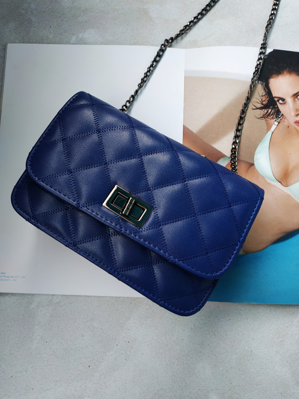 Синяя стеганая маленькая сумка через плечо на цепочке в стиле Chanel