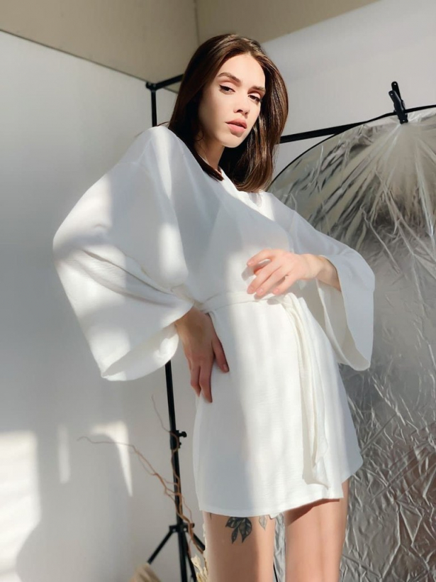 Біла коротка сукня-кімоно