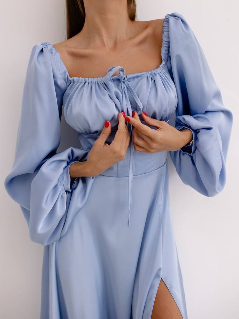 Сатинова вечірня сукня з розрізом