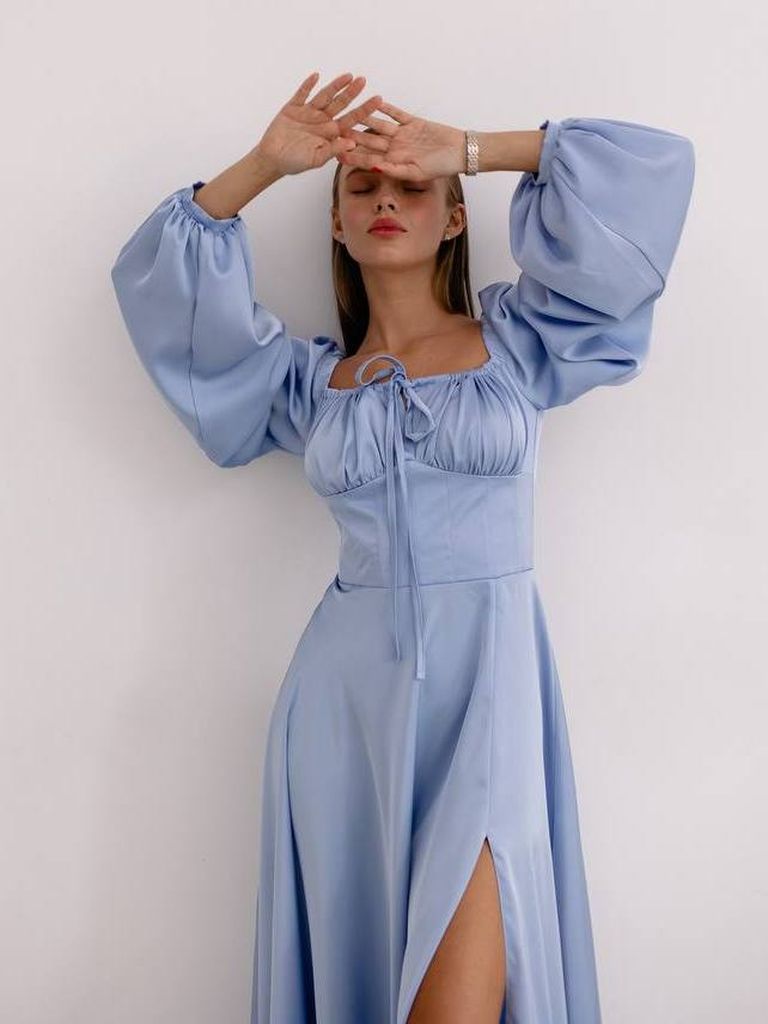 Сатинова вечірня сукня з розрізом