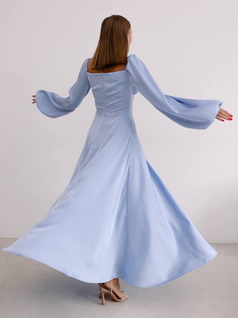 Сатинова вечірня сукня з розрізом