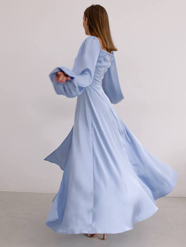 Сатинова вечірня сукня з розрізом