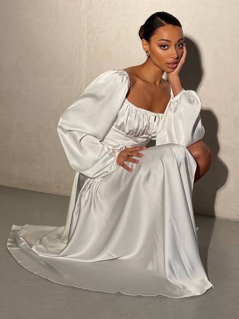 Сатинова вечірня сукня з розрізом