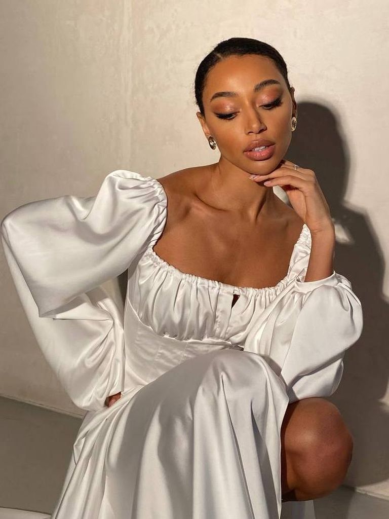 Сатинова вечірня сукня з розрізом