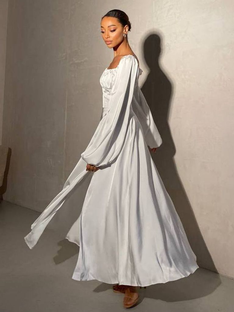 Сатинова вечірня сукня з розрізом