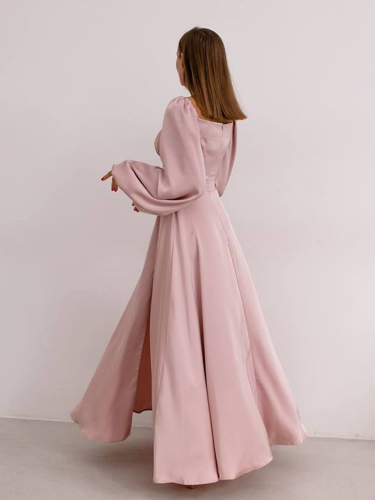 Сатинова вечірня сукня з розрізом