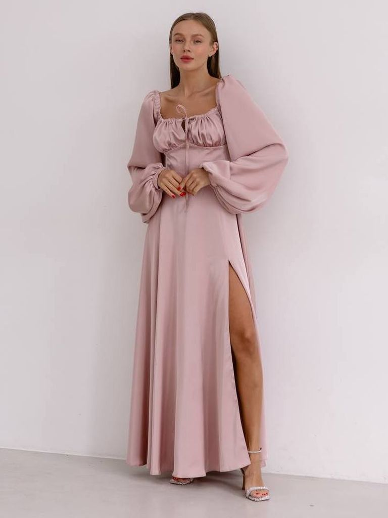 Сатинова вечірня сукня з розрізом