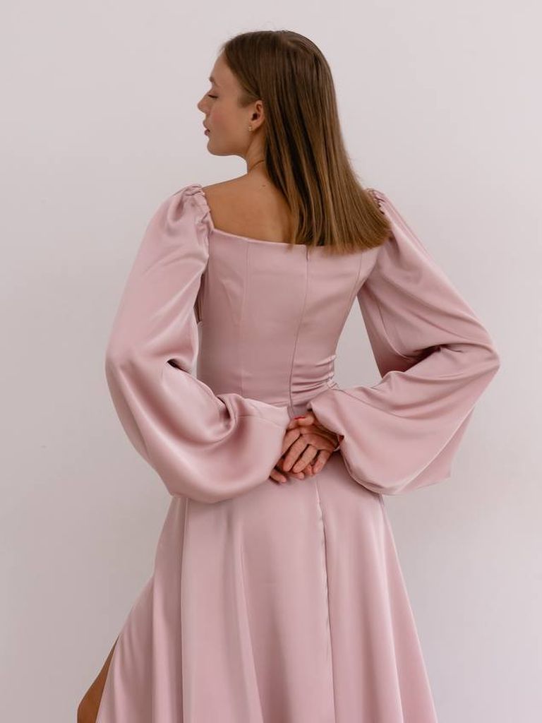 Сатинова вечірня сукня з розрізом