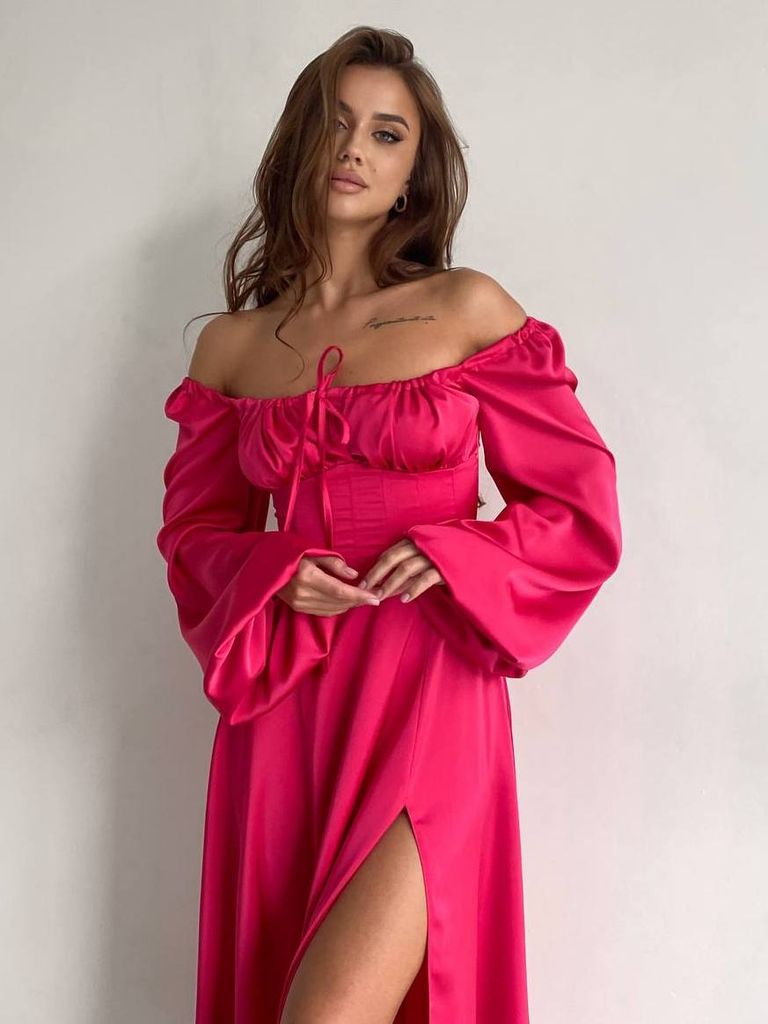 Сатинова вечірня сукня з розрізом