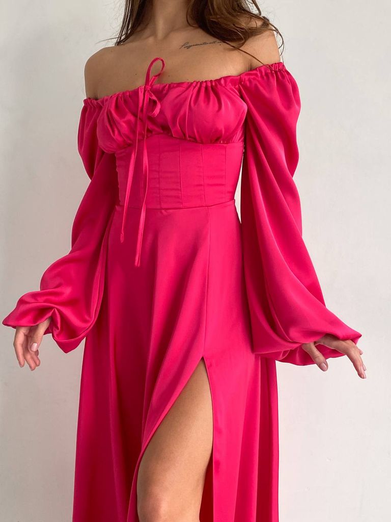 Сатинова вечірня сукня з розрізом