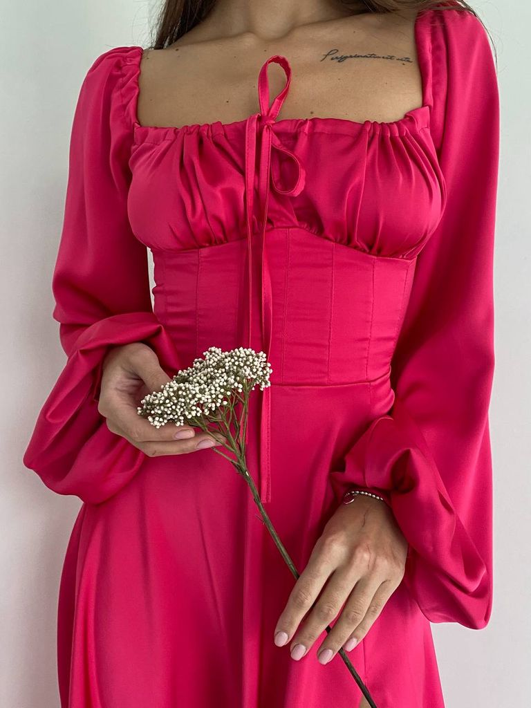 Сатинова вечірня сукня з розрізом