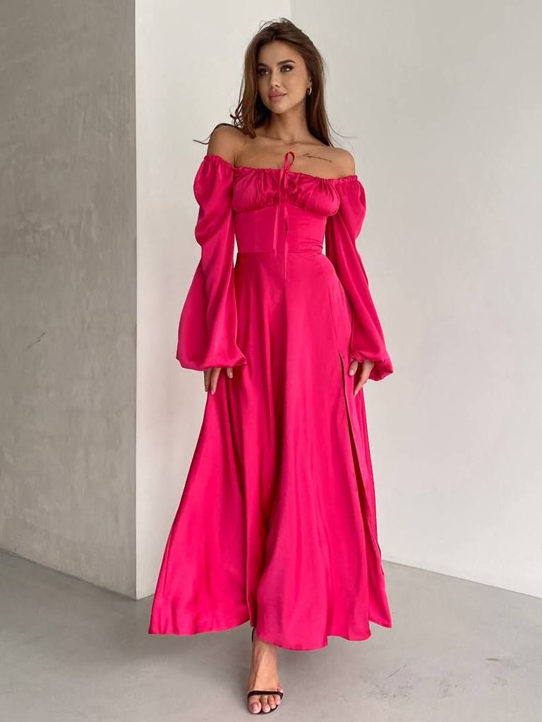 Сатинова вечірня сукня з розрізом