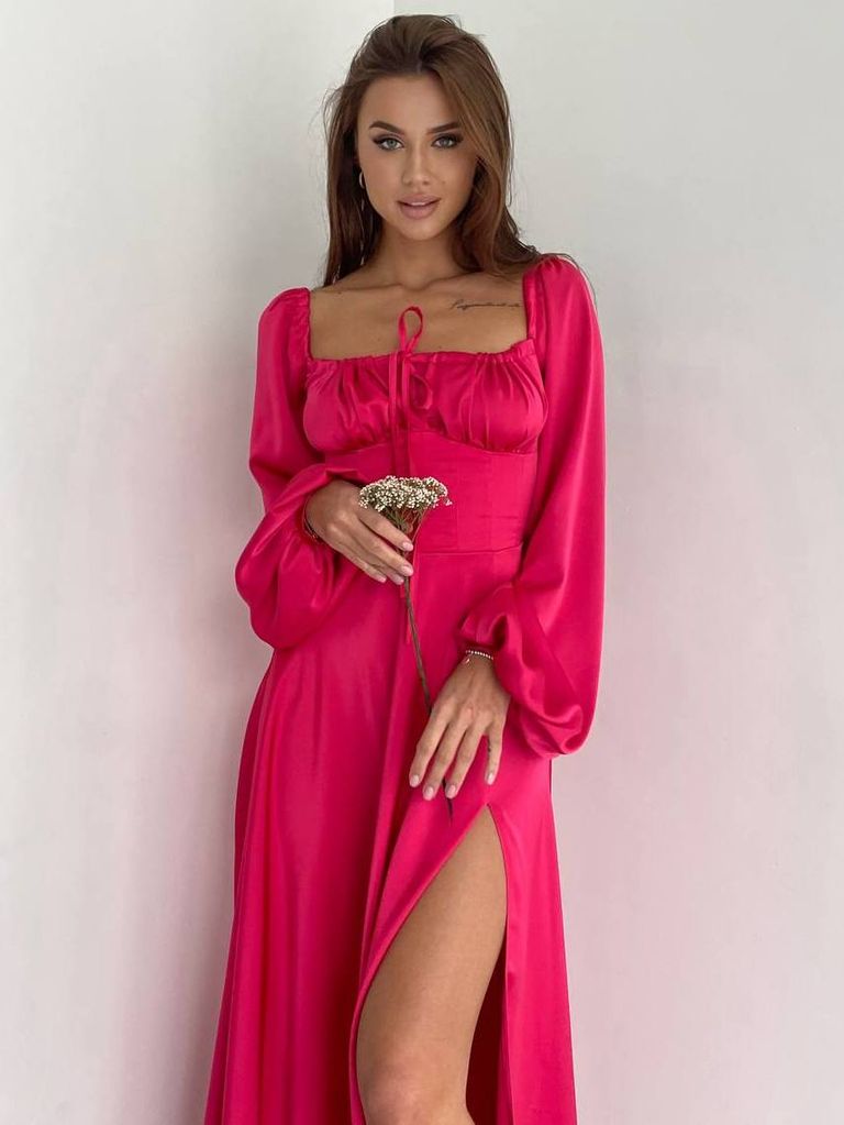 Сатинова вечірня сукня з розрізом