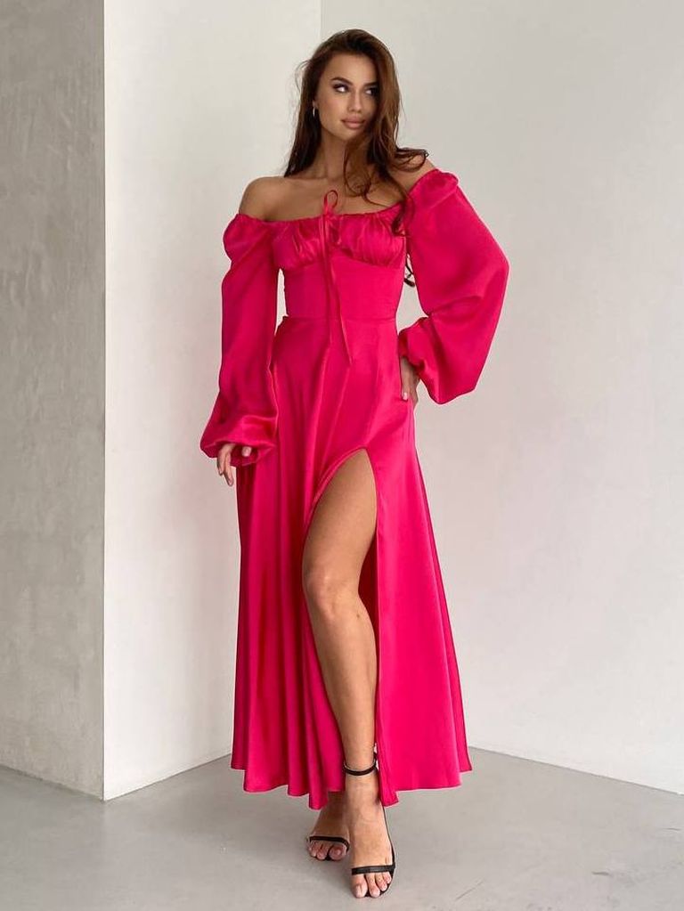 Сатинова вечірня сукня з розрізом