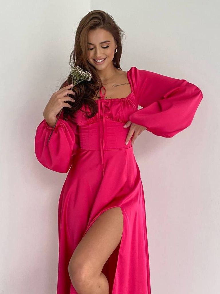 Сатинова вечірня сукня з розрізом