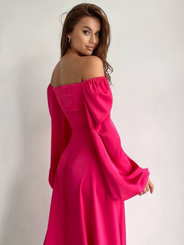 Сатинова вечірня сукня з розрізом