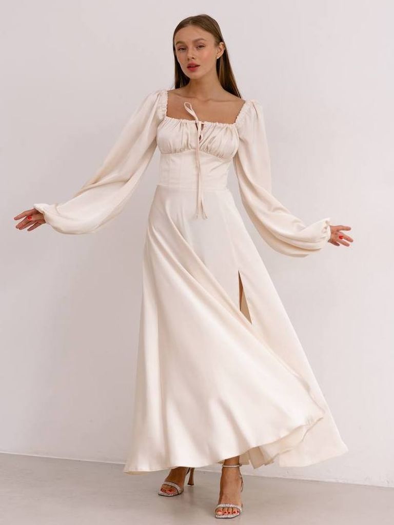 Сатинова вечірня сукня з розрізом