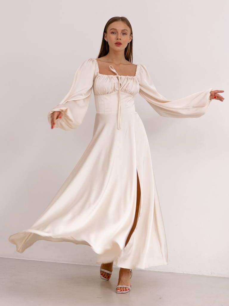 Сатинова вечірня сукня з розрізом