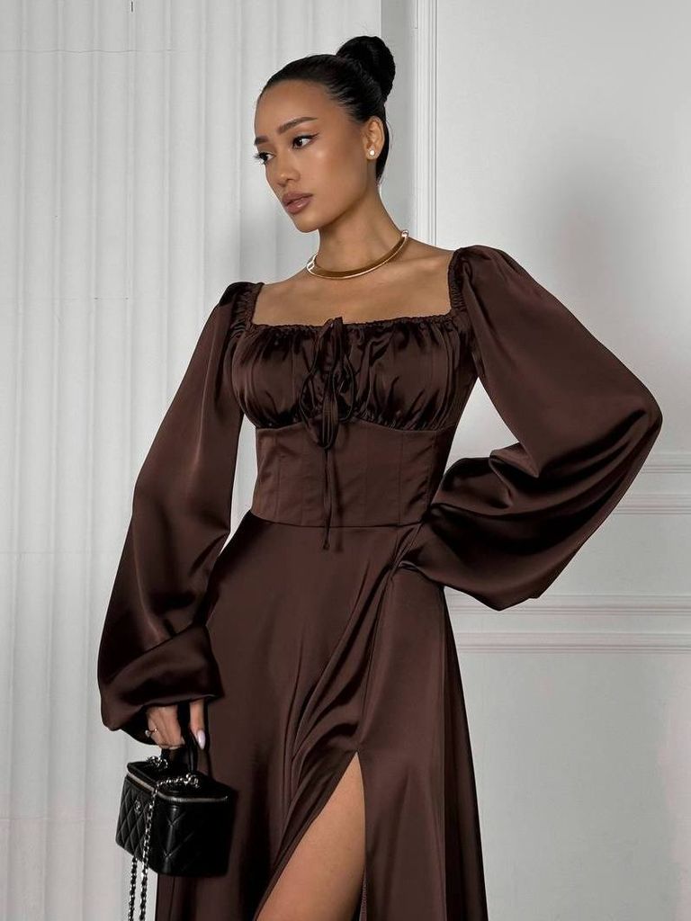 Сатинова вечірня сукня з розрізом