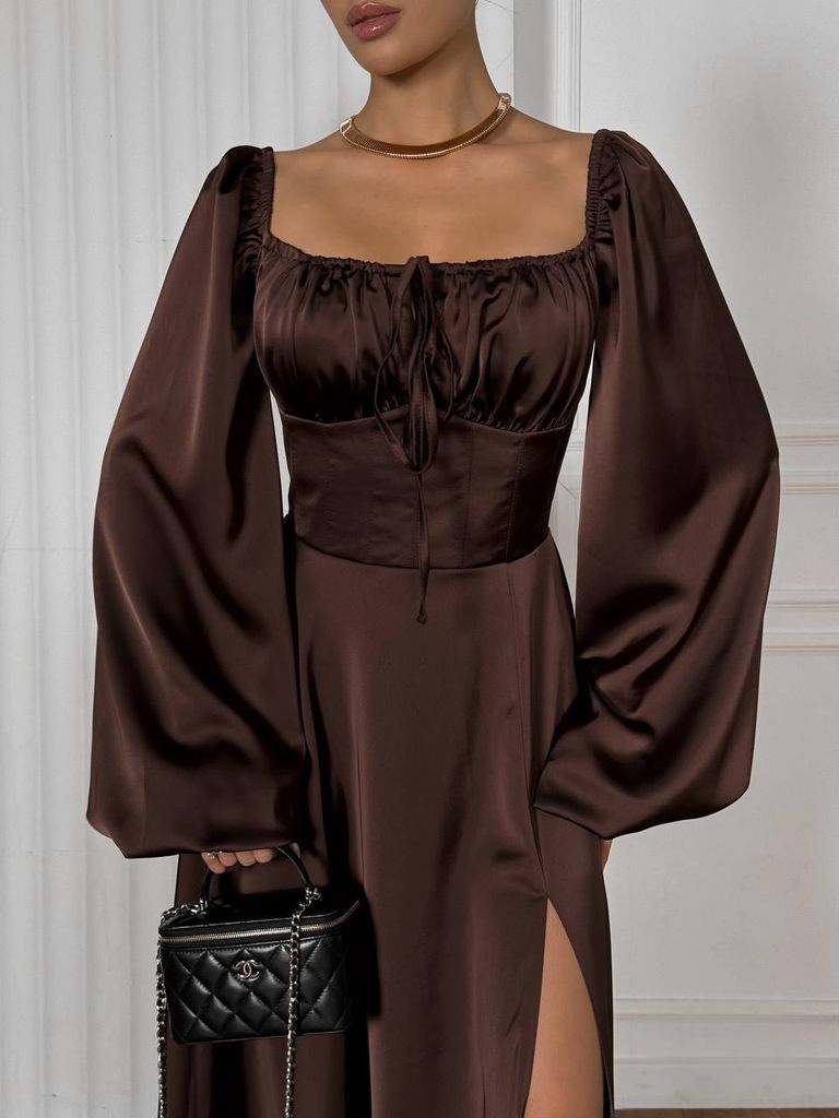 Сатинова вечірня сукня з розрізом