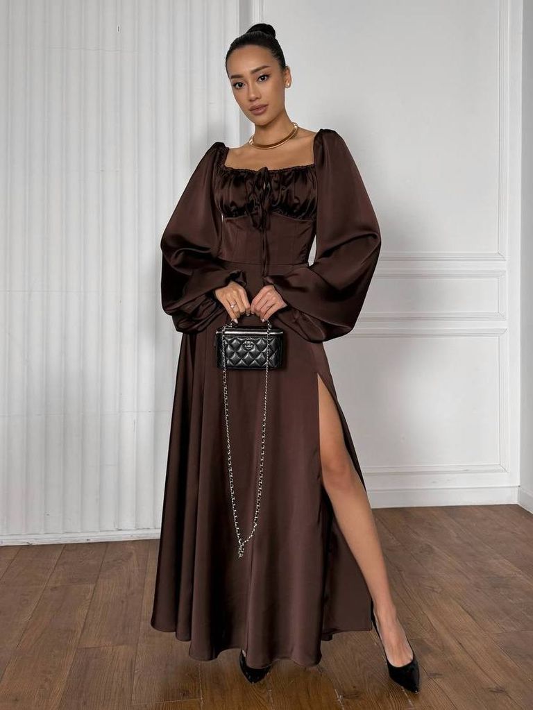 Сатинова вечірня сукня з розрізом