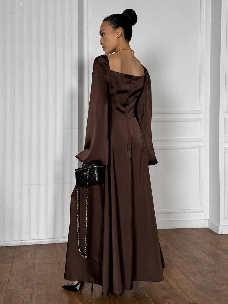 Сатинова вечірня сукня з розрізом