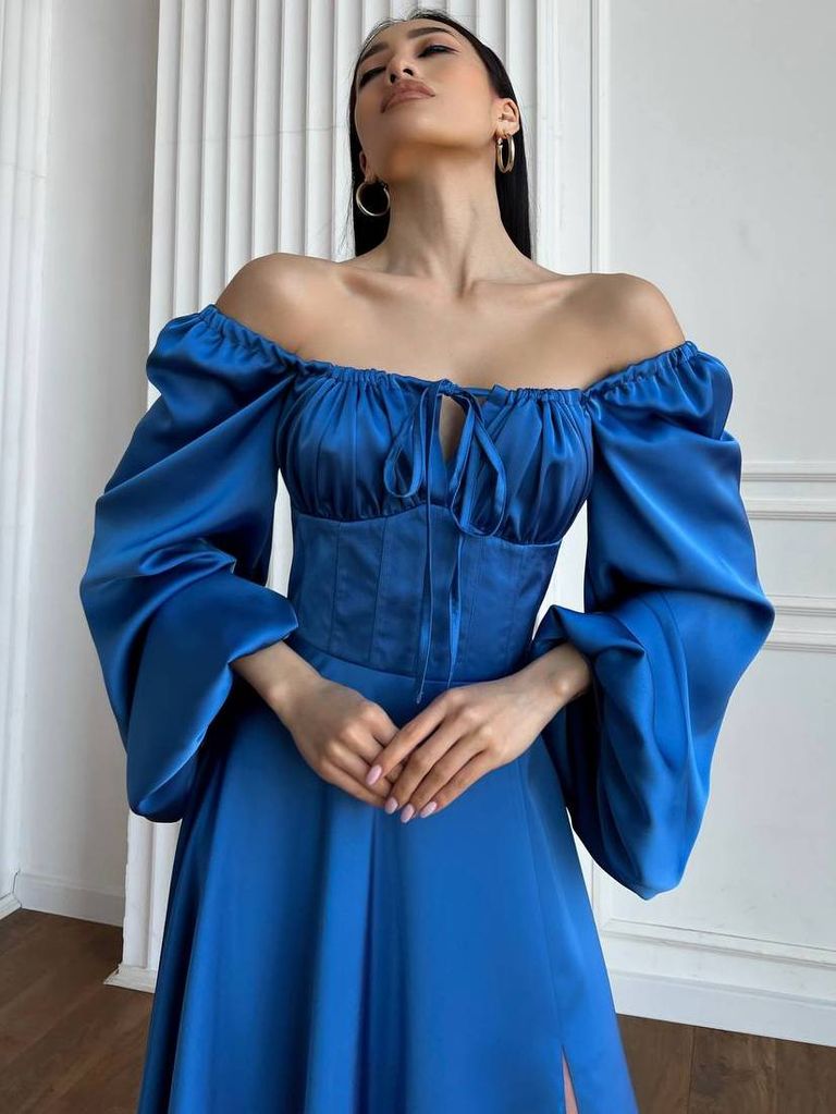 Сатинова вечірня сукня з розрізом