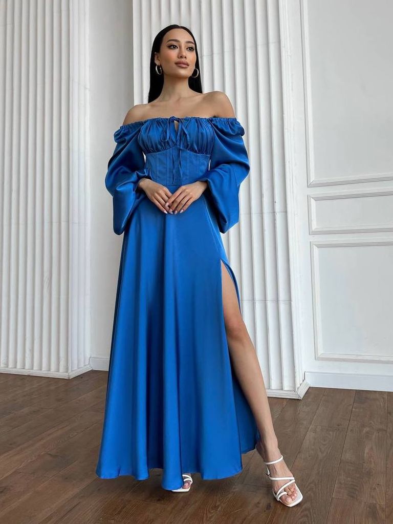 Сатинова вечірня сукня з розрізом