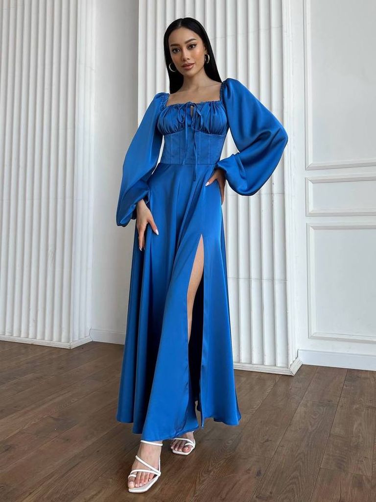 Сатинова вечірня сукня з розрізом