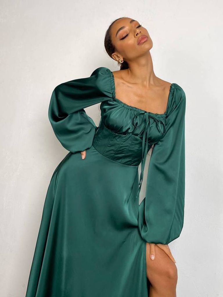 Сатинова вечірня сукня з розрізом