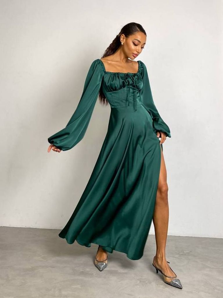 Сатинова вечірня сукня з розрізом