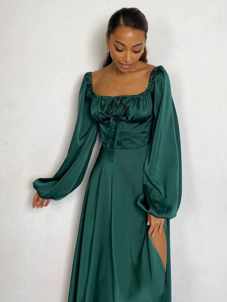 Сатинова вечірня сукня з розрізом