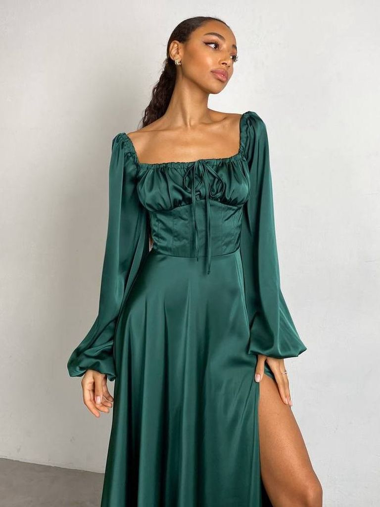 Сатинова вечірня сукня з розрізом