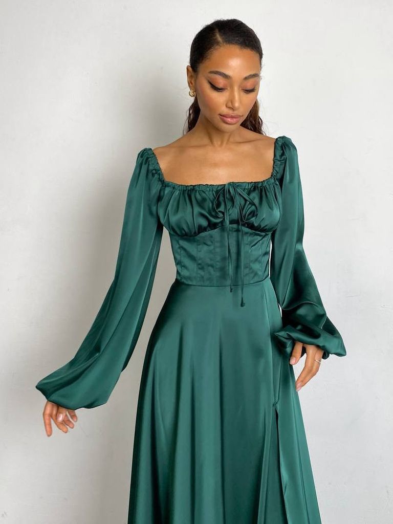 Сатинова вечірня сукня з розрізом