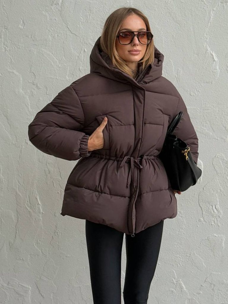 Коричнева зимова куртка з куліскою на талії  Коричнева зимова куртка з куліскою на талії